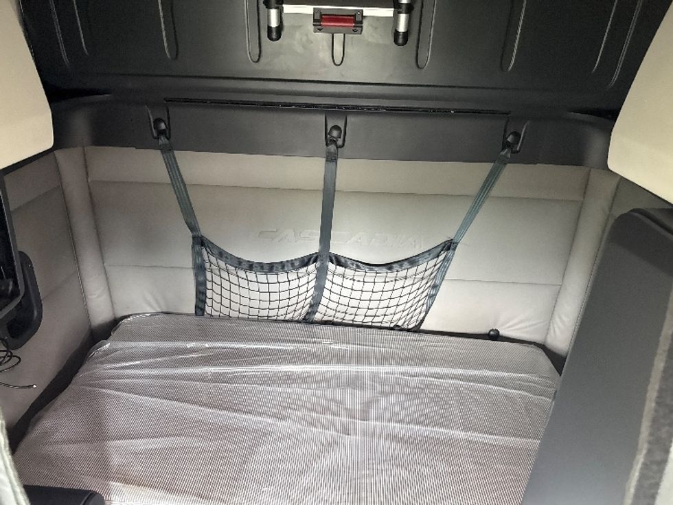 Sleeper Tractor-Heavy Duty Tractors-Freightliner-2021-T12664ST-Rockwall-TX-409,663\n\t\tmiles-$ 80,000 - Image 17