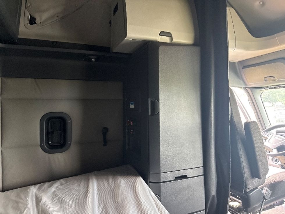 Sleeper Tractor-Heavy Duty Tractors-Freightliner-2021-T12664ST-Rockwall-TX-409,663\n\t\tmiles-$ 80,000 - Image 18