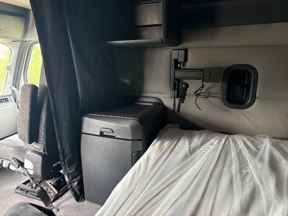 Sleeper Tractor-Heavy Duty Tractors-Freightliner-2021-T12664ST-Rockwall-TX-409,663\n\t\tmiles-$ 80,000 - Image 19