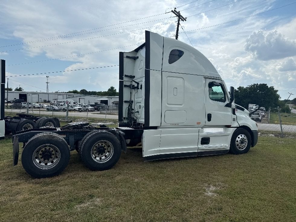 Sleeper Tractor-Heavy Duty Tractors-Freightliner-2021-T12664ST-Rockwall-TX-409,663\n\t\tmiles-$ 80,000 - Image 7