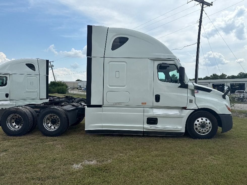 Sleeper Tractor-Heavy Duty Tractors-Freightliner-2021-T12664ST-Rockwall-TX-409,663\n\t\tmiles-$ 80,000 - Image 8