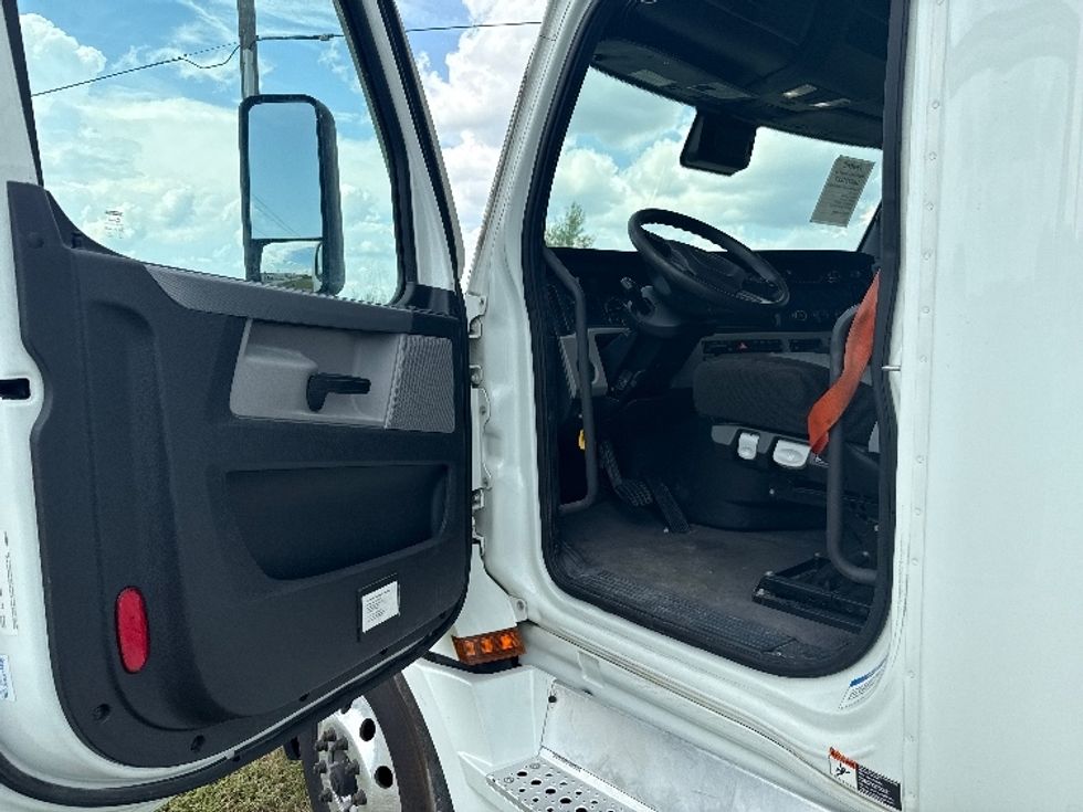 Sleeper Tractor-Heavy Duty Tractors-Freightliner-2021-T12664ST-Rockwall-TX-409,663\n\t\tmiles-$ 80,000 - Image 9