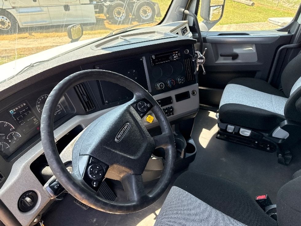 Sleeper Tractor-Heavy Duty Tractors-Freightliner-2021-T12664ST-Rockwall-TX-415,008\n\t\tmiles-$ 79,500 - Image 10