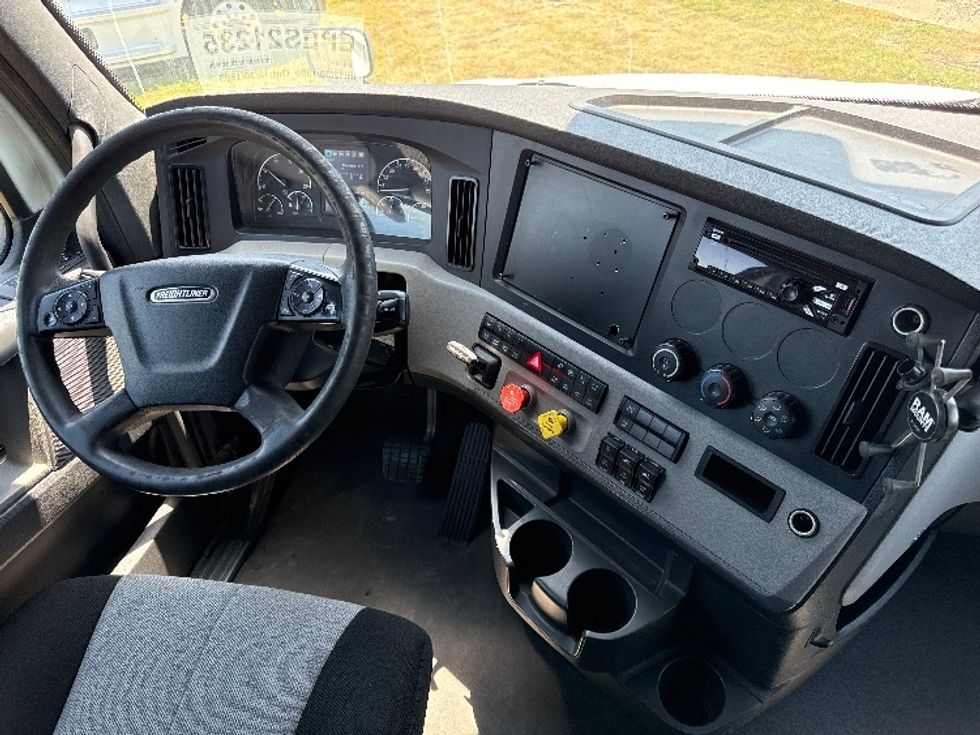 Sleeper Tractor-Heavy Duty Tractors-Freightliner-2021-T12664ST-Rockwall-TX-415,008\n\t\tmiles-$ 79,500 - Image 11