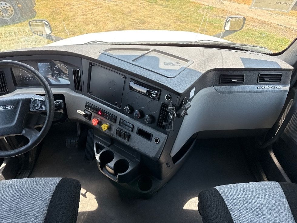 Sleeper Tractor-Heavy Duty Tractors-Freightliner-2021-T12664ST-Rockwall-TX-415,008\n\t\tmiles-$ 79,500 - Image 12