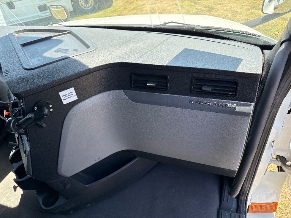 Sleeper Tractor-Heavy Duty Tractors-Freightliner-2021-T12664ST-Rockwall-TX-415,008\n\t\tmiles-$ 79,500 - Image 14