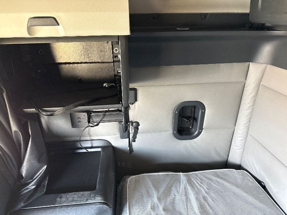 Sleeper Tractor-Heavy Duty Tractors-Freightliner-2021-T12664ST-Rockwall-TX-415,008\n\t\tmiles-$ 79,500 - Image 19