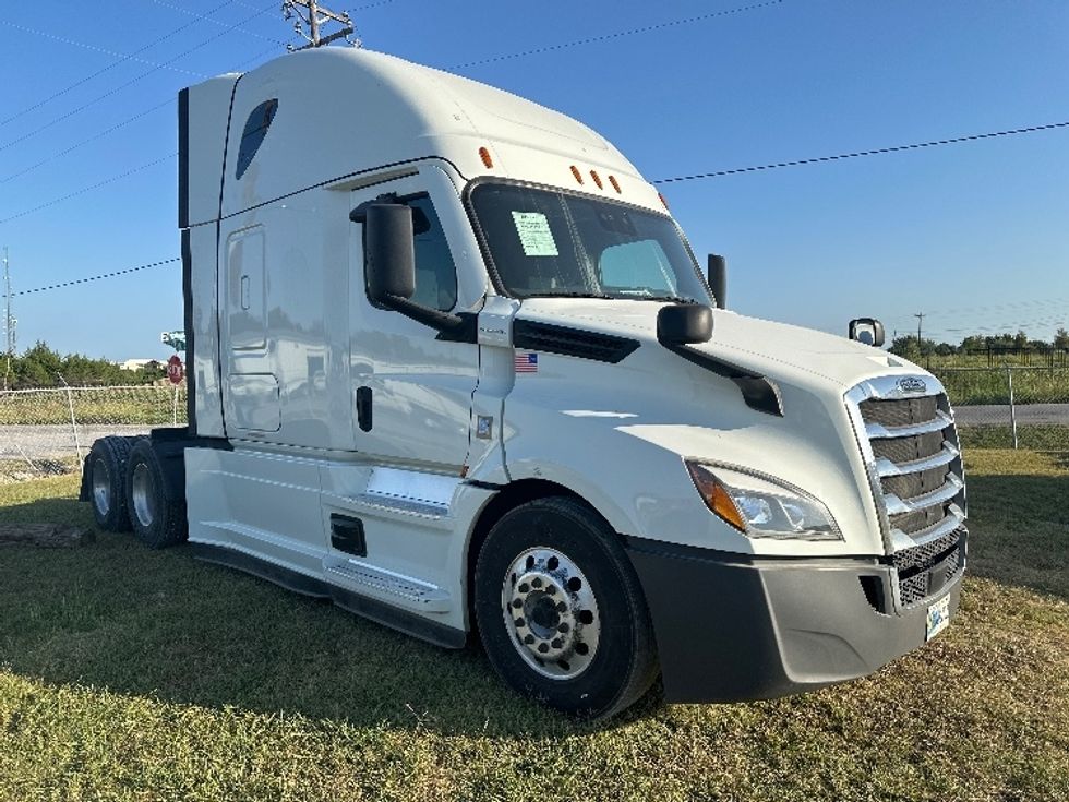 Sleeper Tractor-Heavy Duty Tractors-Freightliner-2021-T12664ST-Rockwall-TX-425,236\n\t\tmiles-$ 77,500 - Image 1