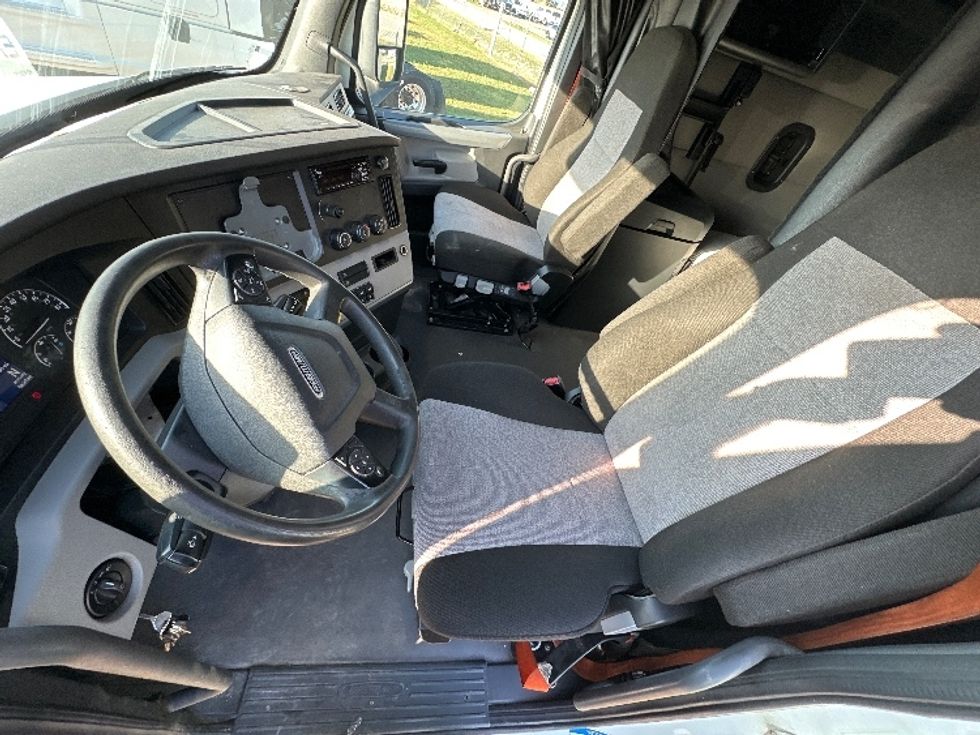 Sleeper Tractor-Heavy Duty Tractors-Freightliner-2021-T12664ST-Rockwall-TX-425,236\n\t\tmiles-$ 77,500 - Image 10