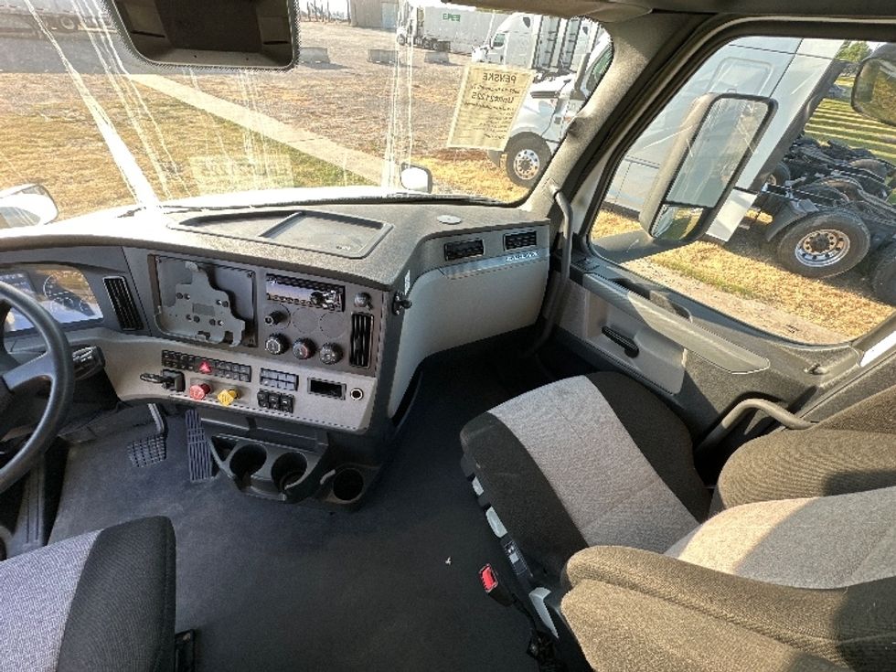Sleeper Tractor-Heavy Duty Tractors-Freightliner-2021-T12664ST-Rockwall-TX-425,236\n\t\tmiles-$ 77,500 - Image 12