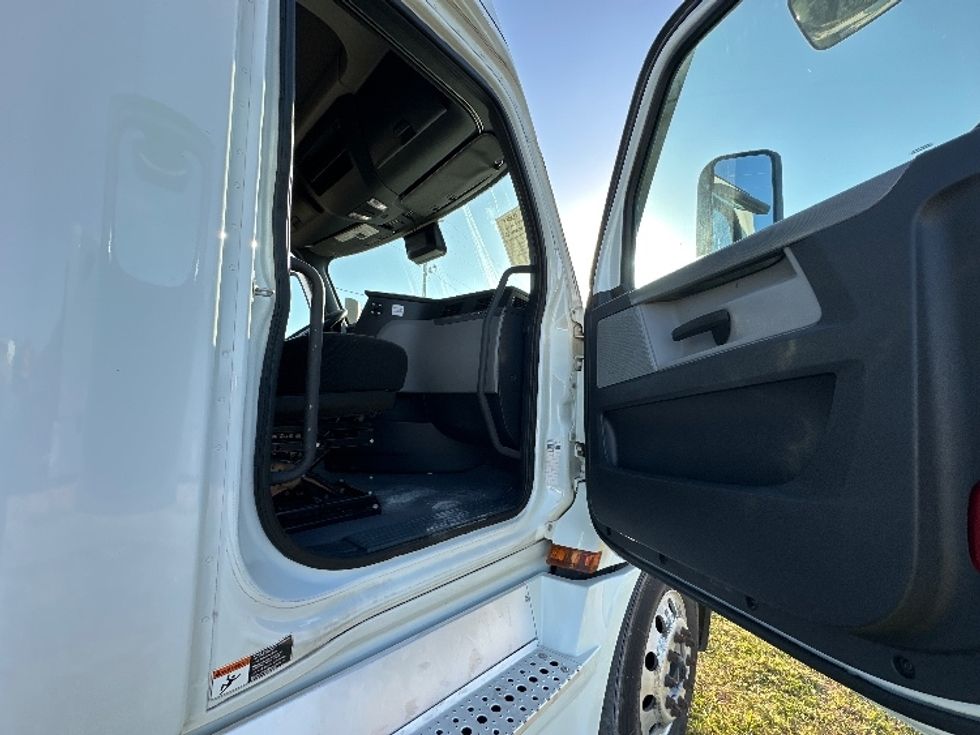 Sleeper Tractor-Heavy Duty Tractors-Freightliner-2021-T12664ST-Rockwall-TX-425,236\n\t\tmiles-$ 77,500 - Image 13