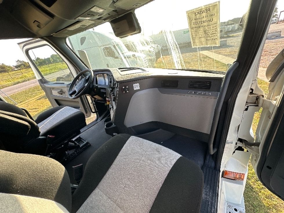 Sleeper Tractor-Heavy Duty Tractors-Freightliner-2021-T12664ST-Rockwall-TX-425,236\n\t\tmiles-$ 77,500 - Image 14