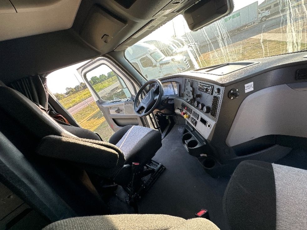 Sleeper Tractor-Heavy Duty Tractors-Freightliner-2021-T12664ST-Rockwall-TX-425,236\n\t\tmiles-$ 77,500 - Image 15