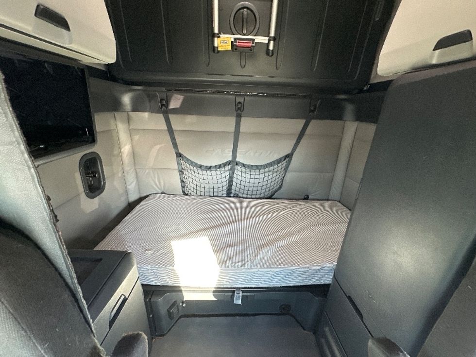 Sleeper Tractor-Heavy Duty Tractors-Freightliner-2021-T12664ST-Rockwall-TX-425,236\n\t\tmiles-$ 77,500 - Image 16