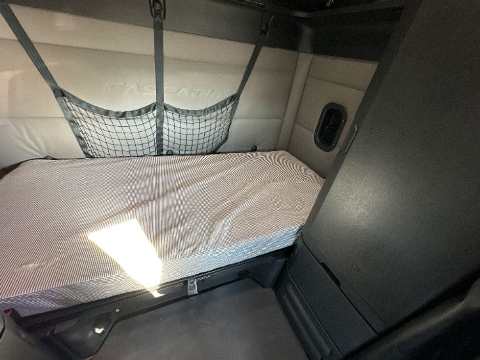 Sleeper Tractor-Heavy Duty Tractors-Freightliner-2021-T12664ST-Rockwall-TX-425,236\n\t\tmiles-$ 77,500 - Image 17