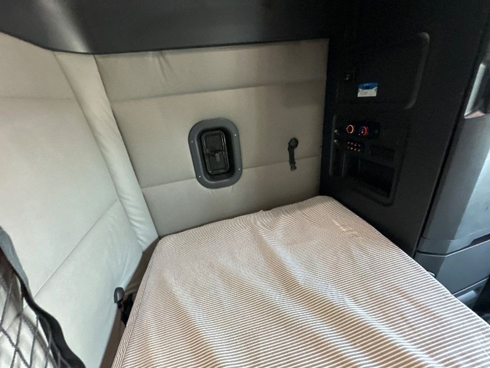 Sleeper Tractor-Heavy Duty Tractors-Freightliner-2021-T12664ST-Rockwall-TX-425,236\n\t\tmiles-$ 77,500 - Image 18