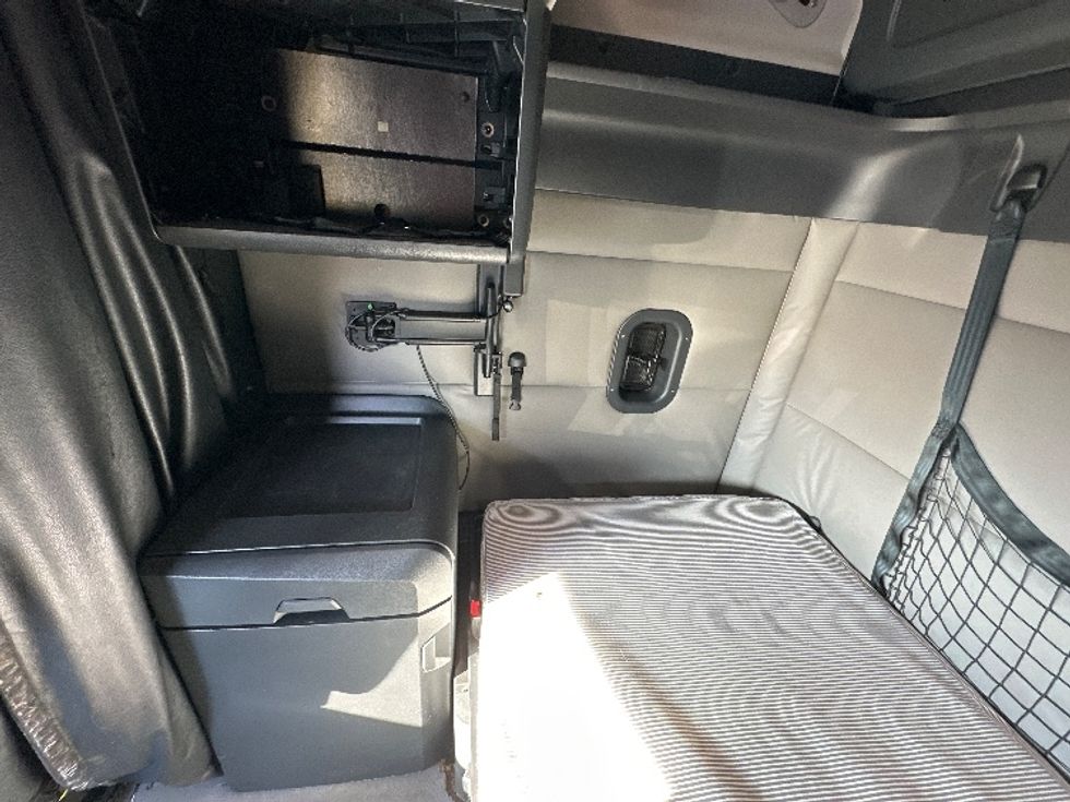 Sleeper Tractor-Heavy Duty Tractors-Freightliner-2021-T12664ST-Rockwall-TX-425,236\n\t\tmiles-$ 77,500 - Image 19
