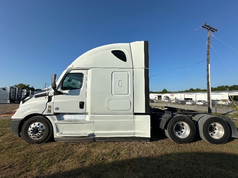 Sleeper Tractor-Heavy Duty Tractors-Freightliner-2021-T12664ST-Rockwall-TX-425,236\n\t\tmiles-$ 77,500 - Image 4