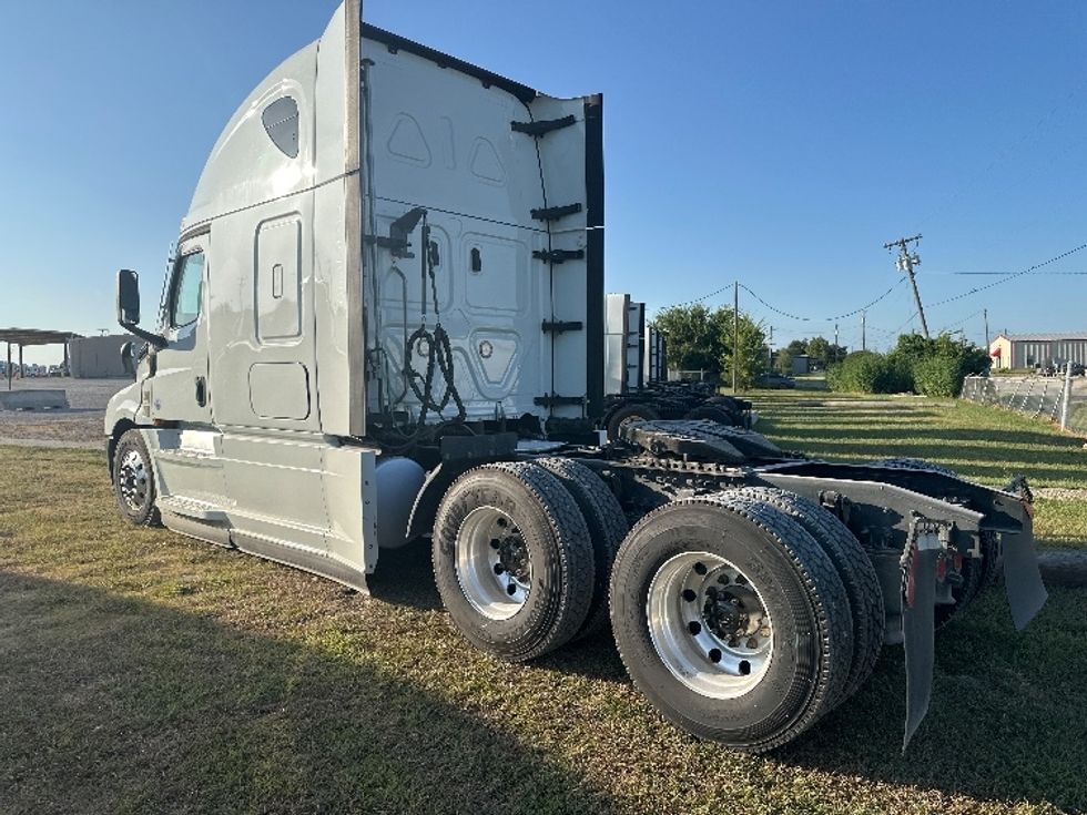 Sleeper Tractor-Heavy Duty Tractors-Freightliner-2021-T12664ST-Rockwall-TX-425,236\n\t\tmiles-$ 77,500 - Image 5