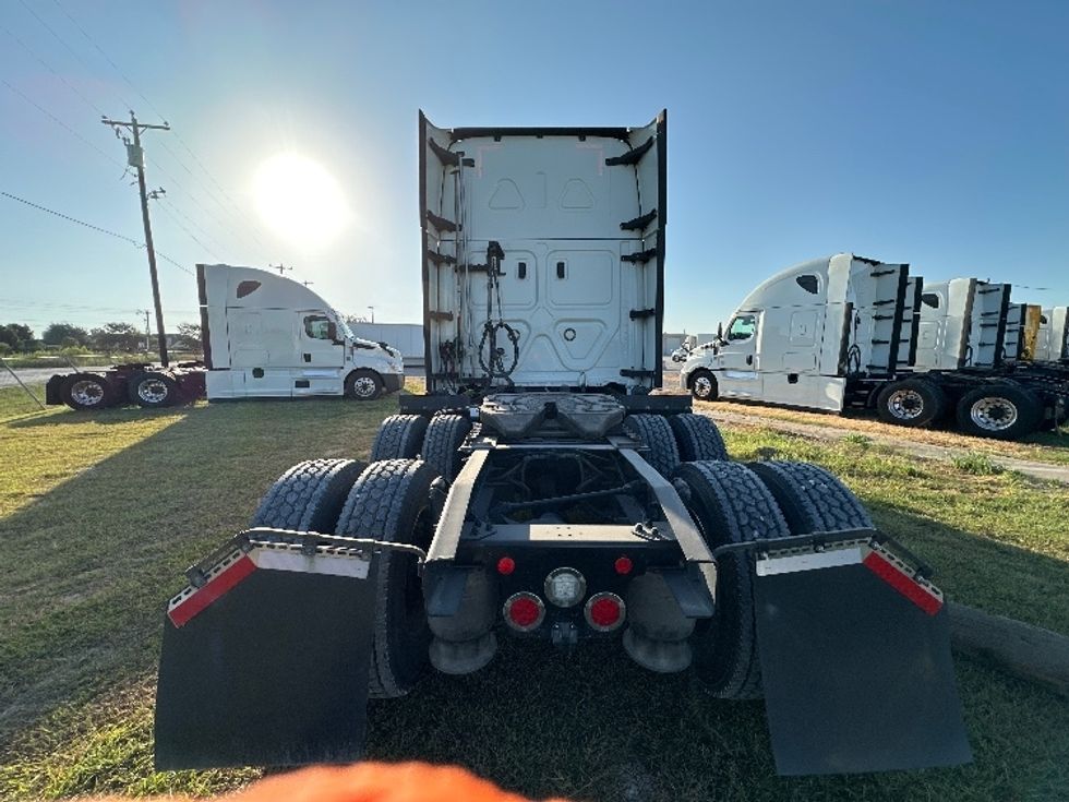 Sleeper Tractor-Heavy Duty Tractors-Freightliner-2021-T12664ST-Rockwall-TX-425,236\n\t\tmiles-$ 77,500 - Image 6