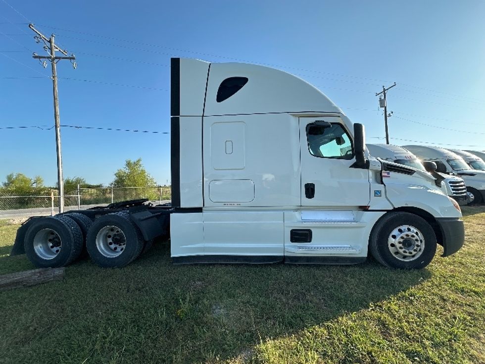Sleeper Tractor-Heavy Duty Tractors-Freightliner-2021-T12664ST-Rockwall-TX-425,236\n\t\tmiles-$ 77,500 - Image 8
