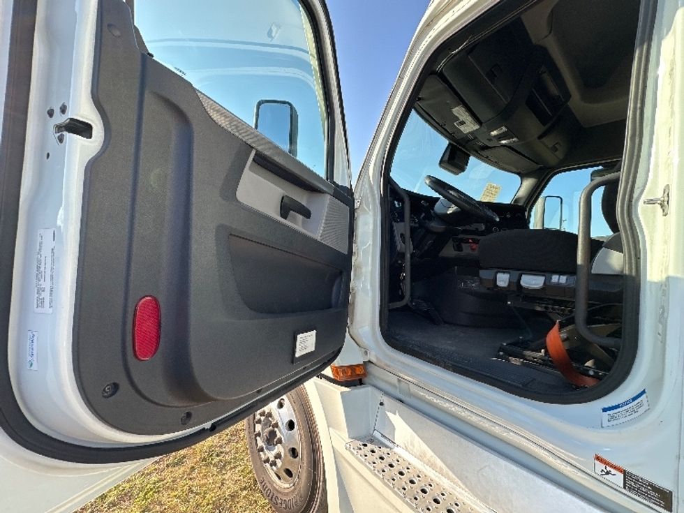 Sleeper Tractor-Heavy Duty Tractors-Freightliner-2021-T12664ST-Rockwall-TX-425,236\n\t\tmiles-$ 77,500 - Image 9