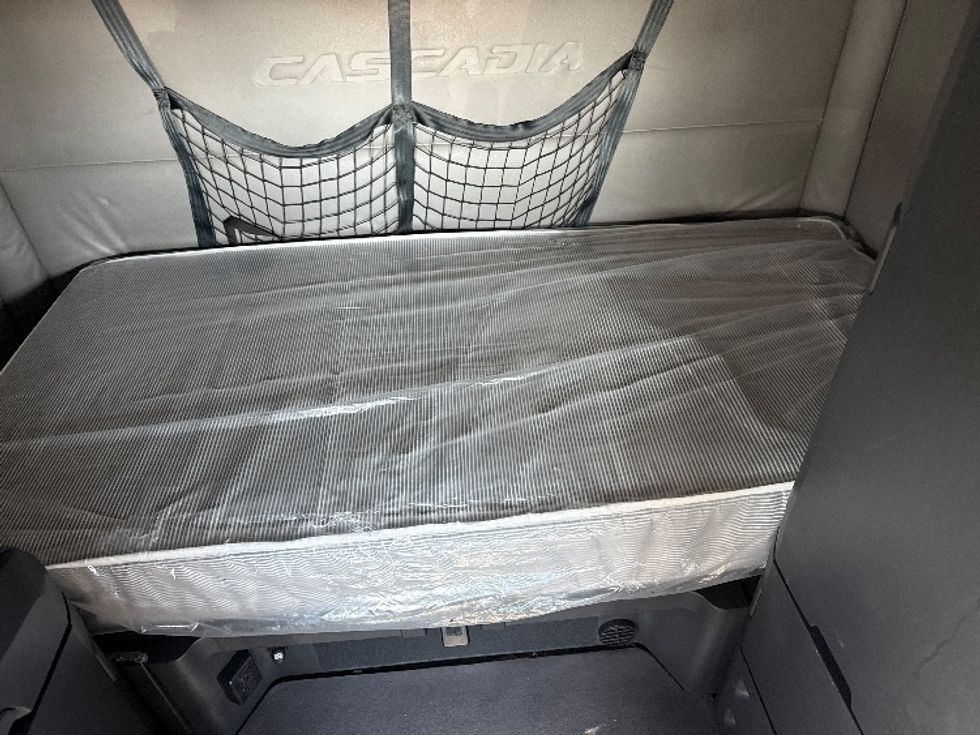 Sleeper Tractor-Heavy Duty Tractors-Freightliner-2021-T12664ST-Rockwall-TX-426,542\n\t\tmiles-$ 78,500 - Image 17