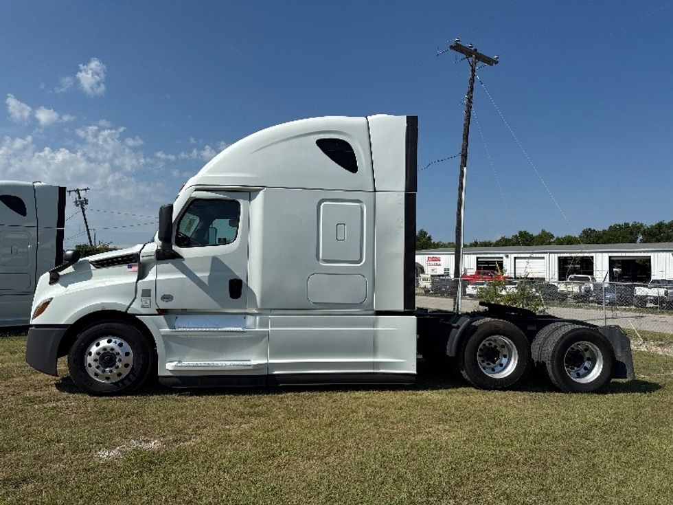 Sleeper Tractor-Heavy Duty Tractors-Freightliner-2021-T12664ST-Rockwall-TX-426,542\n\t\tmiles-$ 78,500 - Image 4