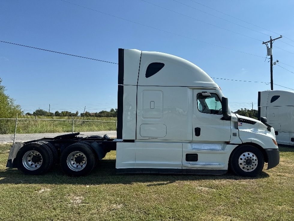 Sleeper Tractor-Heavy Duty Tractors-Freightliner-2021-T12664ST-Rockwall-TX-426,542\n\t\tmiles-$ 78,500 - Image 8