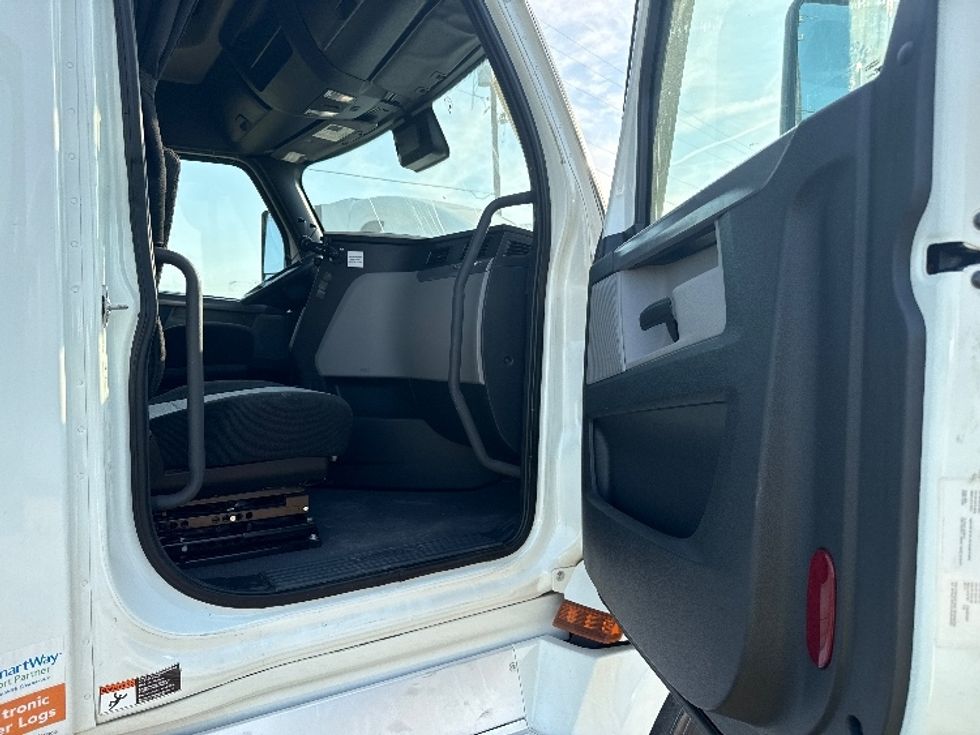 Sleeper Tractor-Heavy Duty Tractors-Freightliner-2021-T12664ST-Rockwall-TX-430,035\n\t\tmiles-$ 73,250 - Image 13