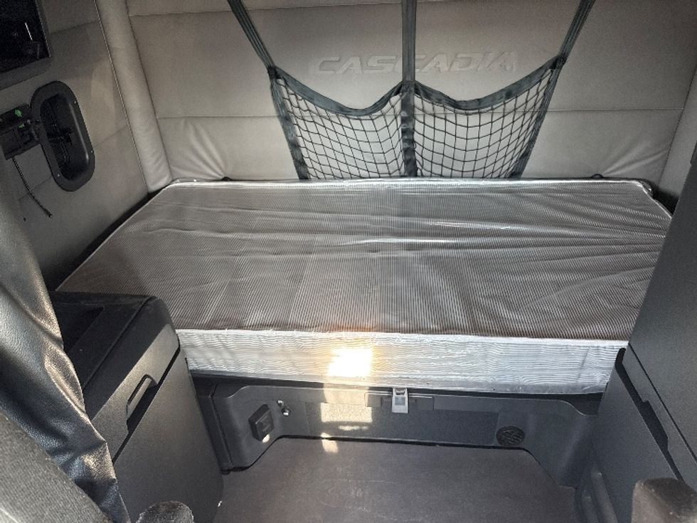 Sleeper Tractor-Heavy Duty Tractors-Freightliner-2021-T12664ST-Rockwall-TX-430,035\n\t\tmiles-$ 73,250 - Image 16