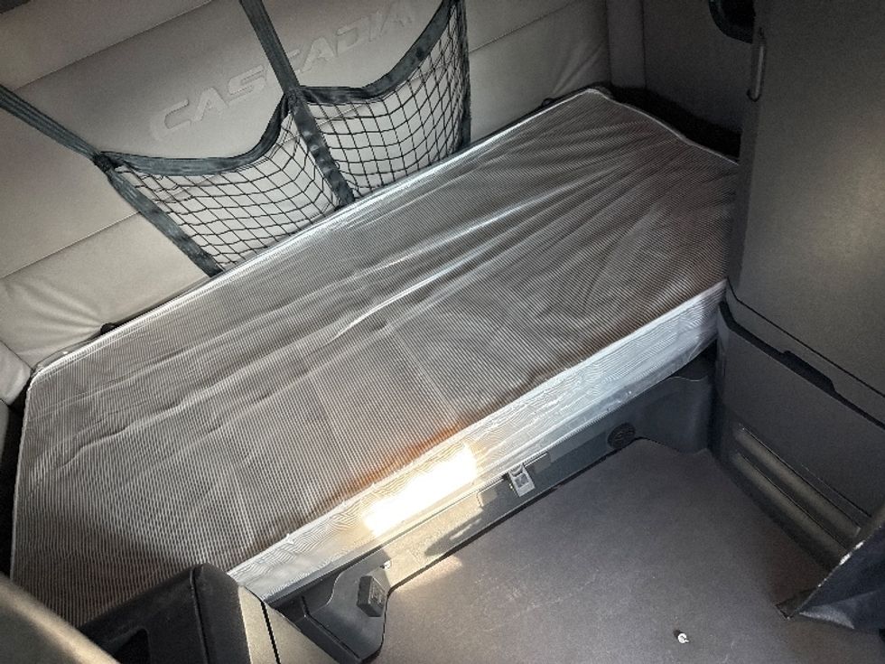 Sleeper Tractor-Heavy Duty Tractors-Freightliner-2021-T12664ST-Rockwall-TX-430,035\n\t\tmiles-$ 73,250 - Image 17