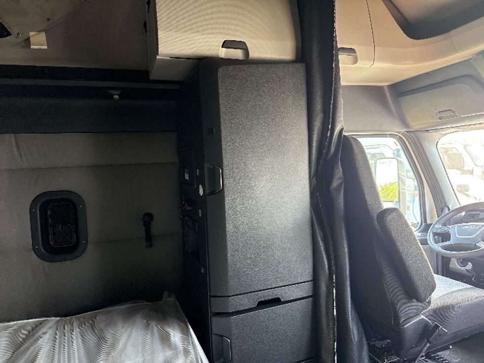 Sleeper Tractor-Heavy Duty Tractors-Freightliner-2021-T12664ST-Rockwall-TX-430,035\n\t\tmiles-$ 73,250 - Image 18