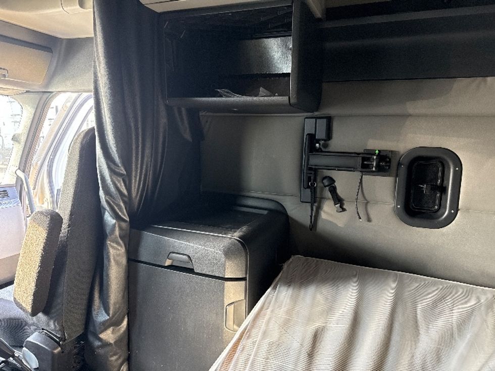 Sleeper Tractor-Heavy Duty Tractors-Freightliner-2021-T12664ST-Rockwall-TX-430,035\n\t\tmiles-$ 73,250 - Image 19