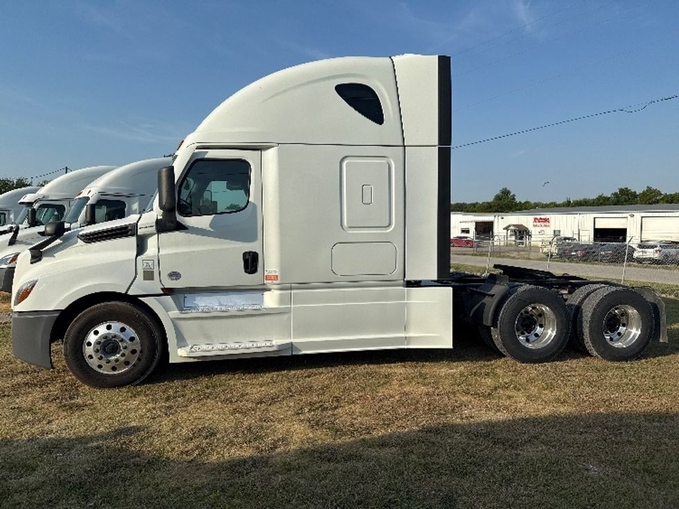 Sleeper Tractor-Heavy Duty Tractors-Freightliner-2021-T12664ST-Rockwall-TX-430,035\n\t\tmiles-$ 73,250 - Image 4