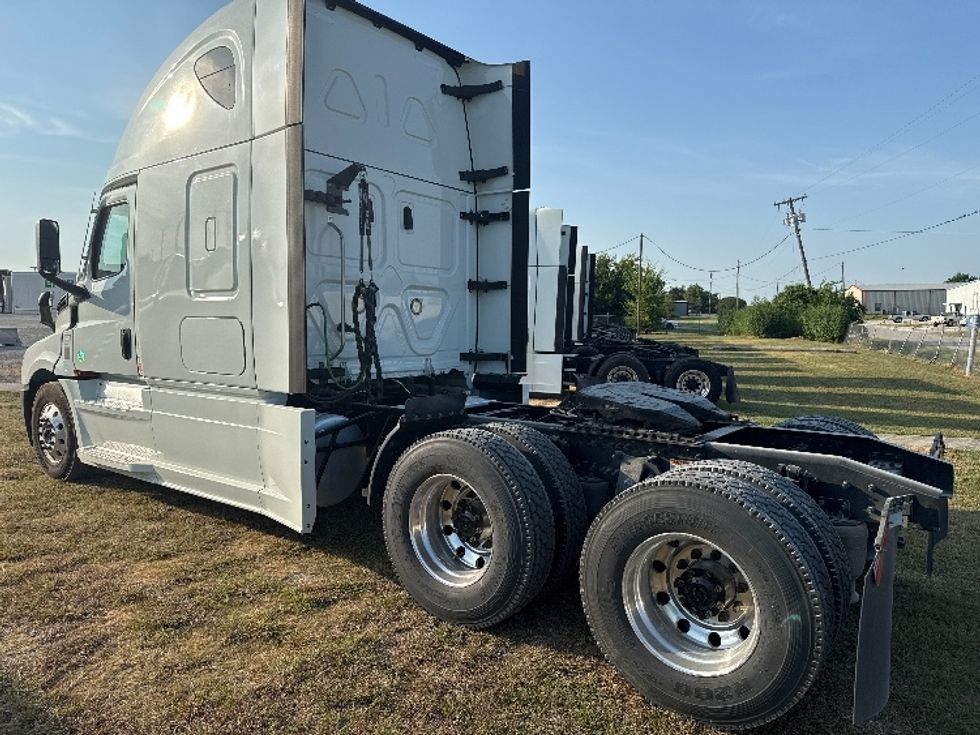 Sleeper Tractor-Heavy Duty Tractors-Freightliner-2021-T12664ST-Rockwall-TX-430,035\n\t\tmiles-$ 73,250 - Image 5