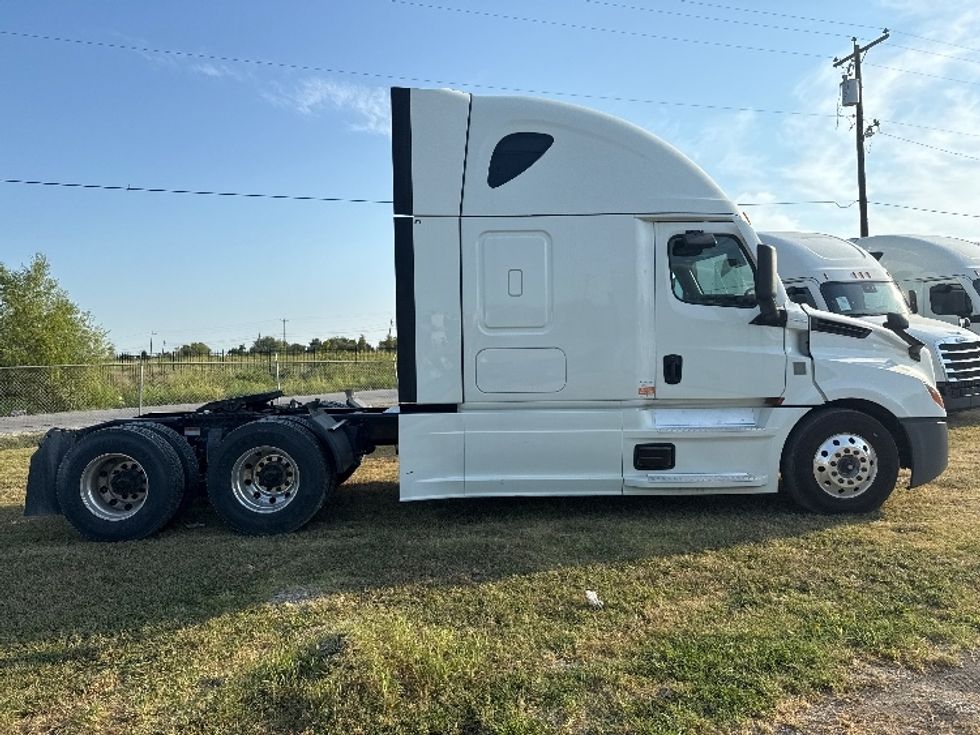 Sleeper Tractor-Heavy Duty Tractors-Freightliner-2021-T12664ST-Rockwall-TX-430,035\n\t\tmiles-$ 73,250 - Image 8