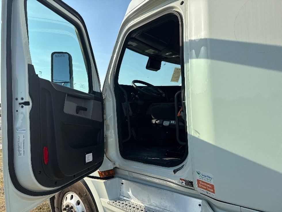 Sleeper Tractor-Heavy Duty Tractors-Freightliner-2021-T12664ST-Rockwall-TX-430,035\n\t\tmiles-$ 73,250 - Image 9
