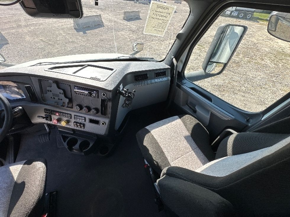 Sleeper Tractor-Heavy Duty Tractors-Freightliner-2021-T12664ST-Rockwall-TX-459,698\n\t\tmiles-$ 74,750 - Image 12