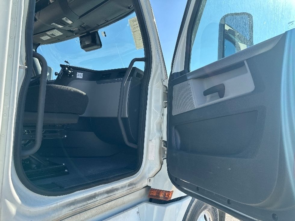 Sleeper Tractor-Heavy Duty Tractors-Freightliner-2021-T12664ST-Rockwall-TX-459,698\n\t\tmiles-$ 74,750 - Image 13