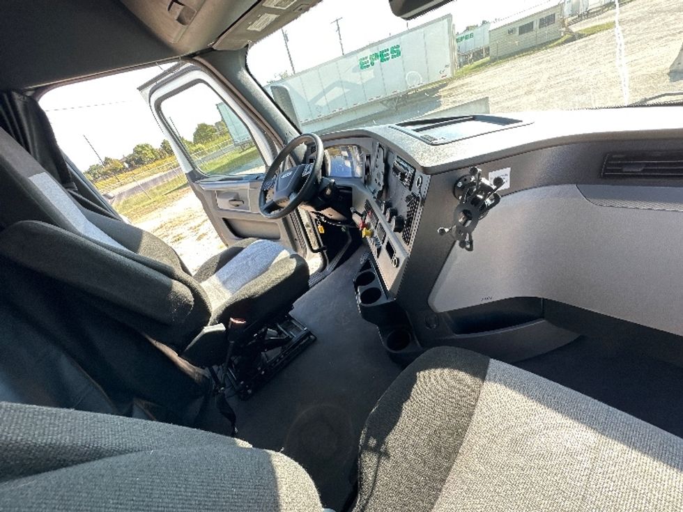 Sleeper Tractor-Heavy Duty Tractors-Freightliner-2021-T12664ST-Rockwall-TX-459,698\n\t\tmiles-$ 74,750 - Image 15