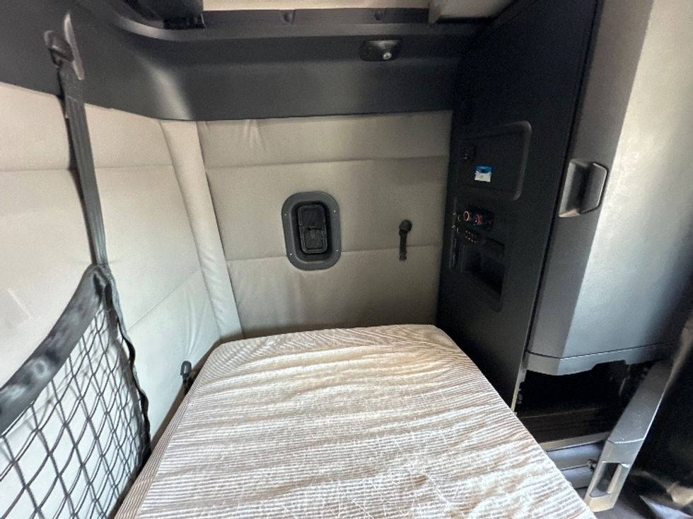 Sleeper Tractor-Heavy Duty Tractors-Freightliner-2021-T12664ST-Rockwall-TX-459,698\n\t\tmiles-$ 74,750 - Image 18