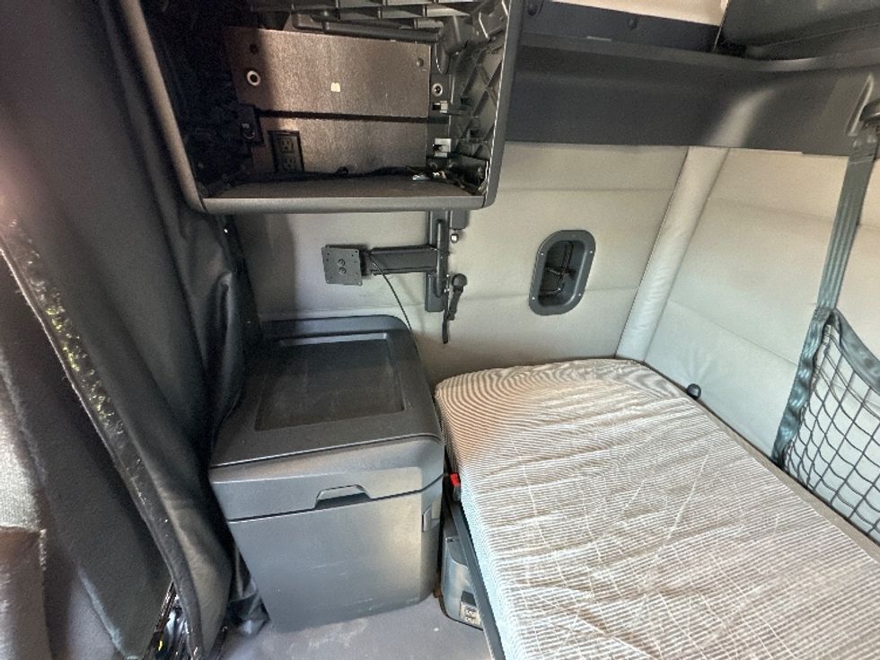 Sleeper Tractor-Heavy Duty Tractors-Freightliner-2021-T12664ST-Rockwall-TX-459,698\n\t\tmiles-$ 74,750 - Image 19