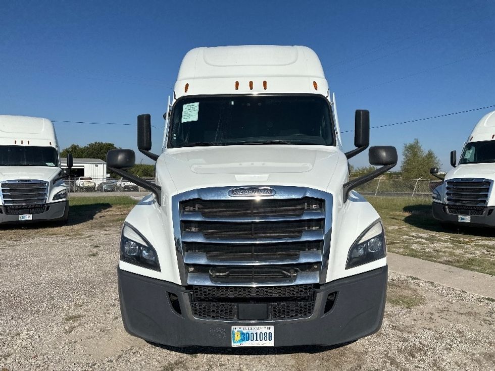 Sleeper Tractor-Heavy Duty Tractors-Freightliner-2021-T12664ST-Rockwall-TX-459,698\n\t\tmiles-$ 74,750 - Image 2