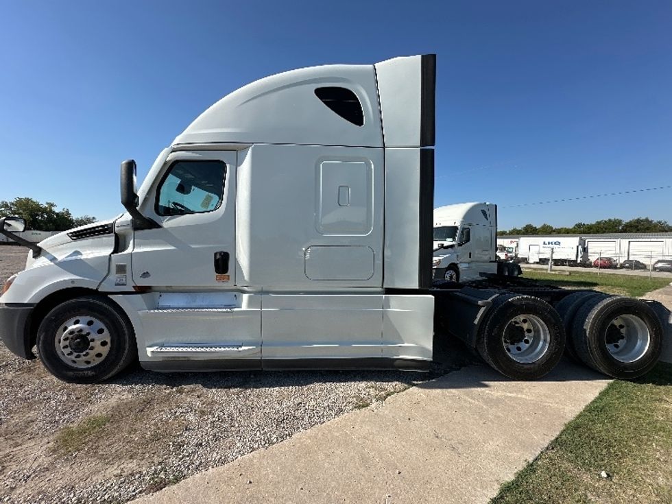 Sleeper Tractor-Heavy Duty Tractors-Freightliner-2021-T12664ST-Rockwall-TX-459,698\n\t\tmiles-$ 74,750 - Image 4