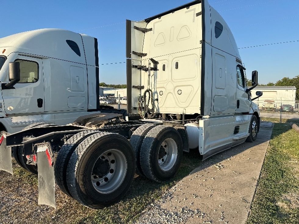 Sleeper Tractor-Heavy Duty Tractors-Freightliner-2021-T12664ST-Rockwall-TX-459,698\n\t\tmiles-$ 74,750 - Image 7