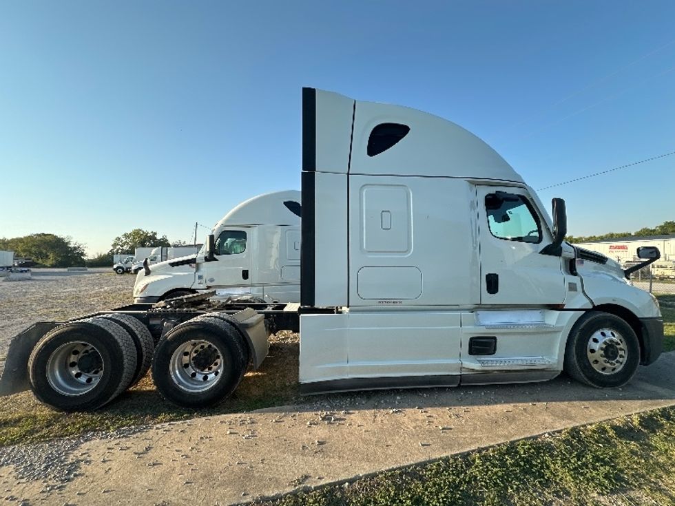 Sleeper Tractor-Heavy Duty Tractors-Freightliner-2021-T12664ST-Rockwall-TX-459,698\n\t\tmiles-$ 74,750 - Image 8
