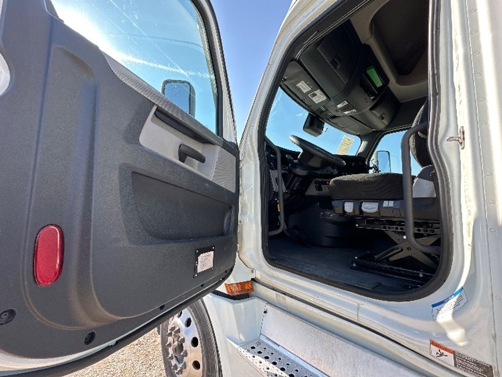 Sleeper Tractor-Heavy Duty Tractors-Freightliner-2021-T12664ST-Rockwall-TX-459,698\n\t\tmiles-$ 74,750 - Image 9