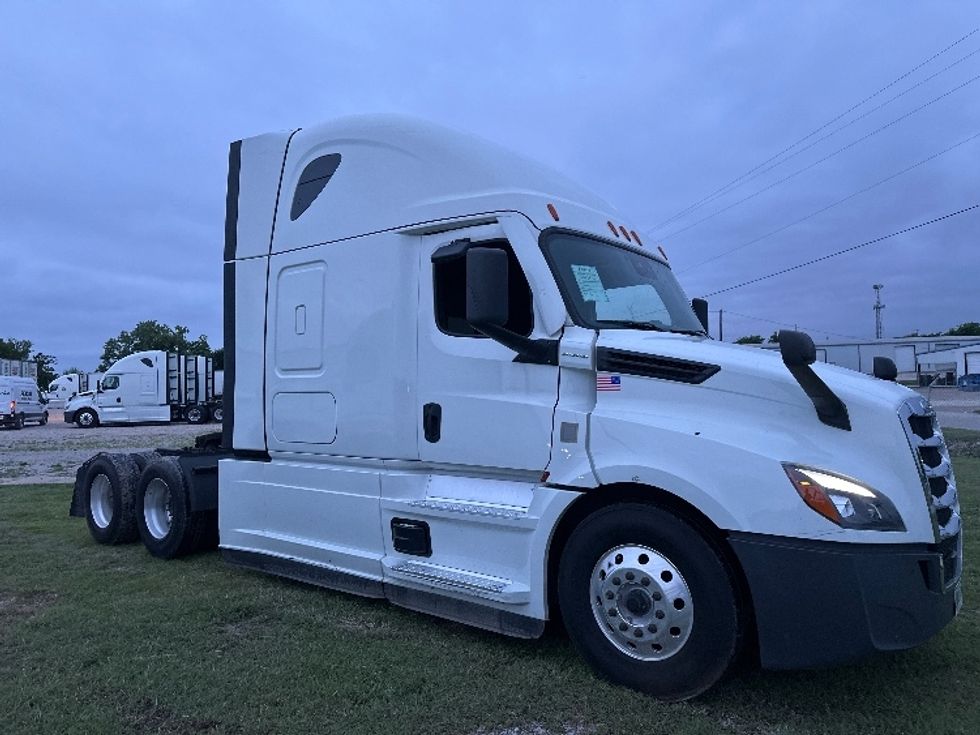 Sleeper Tractor-Heavy Duty Tractors-Freightliner-2021-T12664ST-Rockwall-TX-461,086\n\t\tmiles-$ 75,500 - Image 1