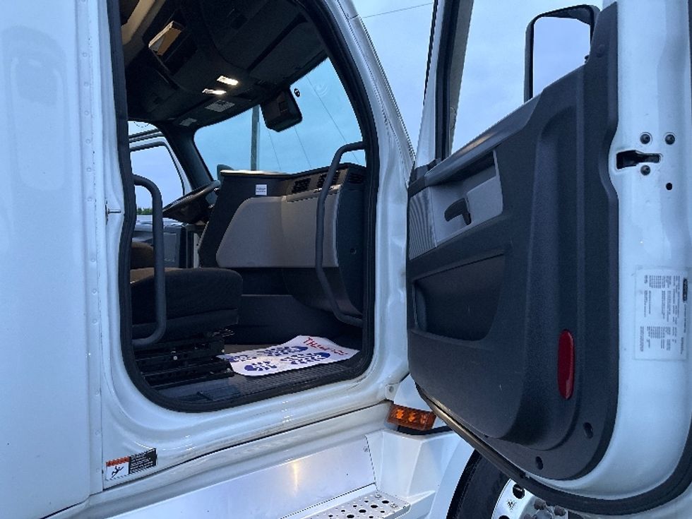 Sleeper Tractor-Heavy Duty Tractors-Freightliner-2021-T12664ST-Rockwall-TX-461,086\n\t\tmiles-$ 75,500 - Image 13